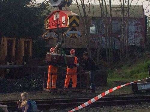 Kleine Lok am groen Kran